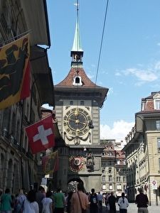 ベルン旧市街の観光名所の時計の塔。たくさんの観光客が集まっている。