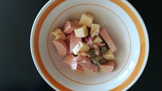 器にセルヴラののサラダが盛られている。