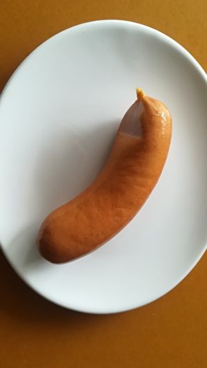 セルヴラが１本白い皿にのっている。