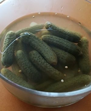 ガラスの器に入ったガーキン。