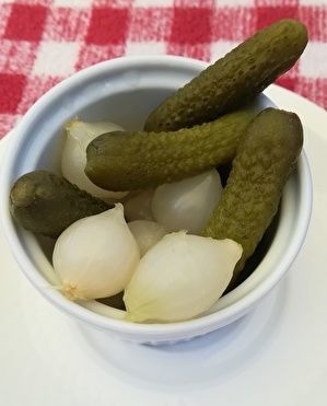 白い器にガーキンや玉ねぎのピクルスが盛られている。
