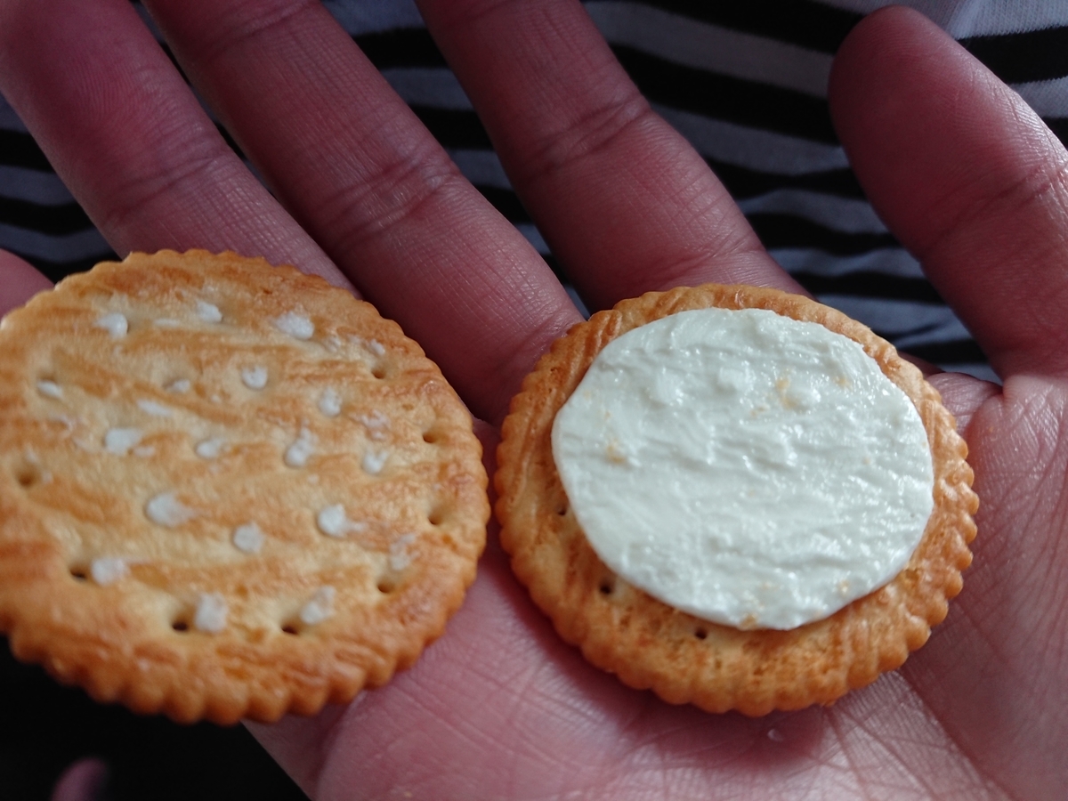 これはたまらん！ファミマの「バニラクリームサンドクラッカー」がクセになる件 menokuma