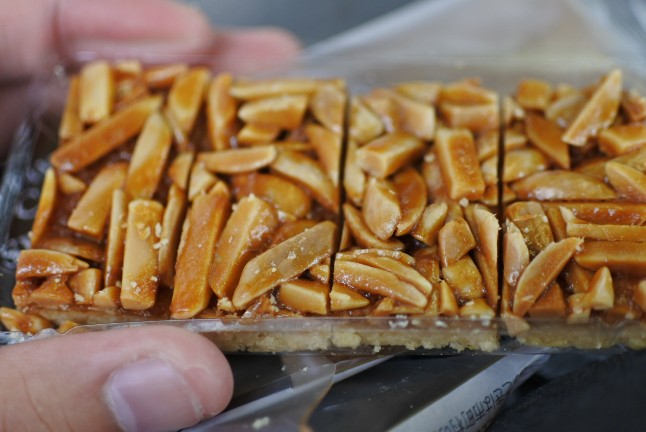 ファミマの焼き菓子 ローストアーモンドの香ばしフロランタン 食べてみた Menokuma