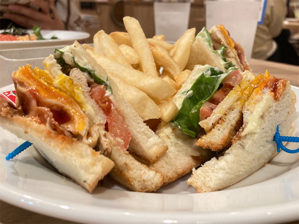 飯テロ デニーズに来たらアメリカンクラブハウスサンドを是非ッ 彼女は気取ったフランス料理店の店員がアメックスを受け取った時のような顔つきで僕のキスを受け入れたあの日から全ての世界は色づき 輝きを増したのかもしれない きっと