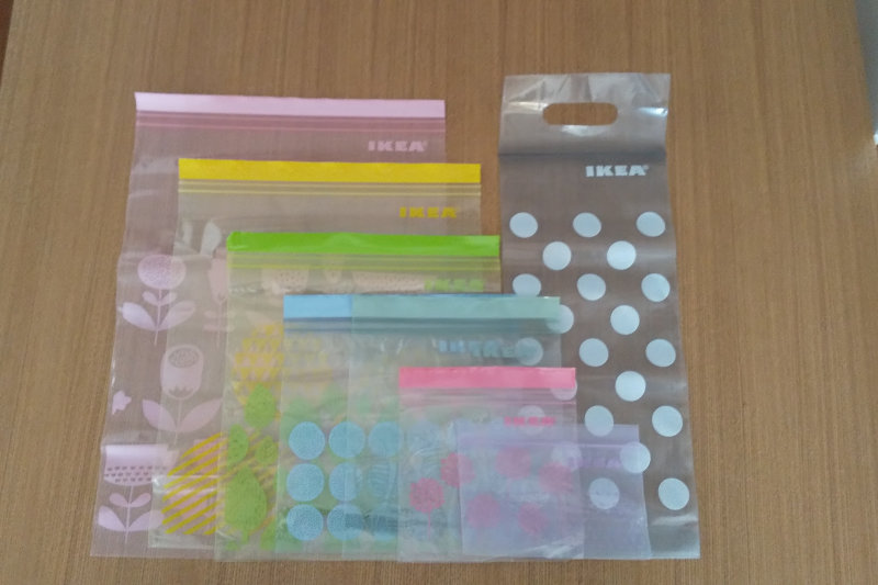 収納 ジッパー付き保存袋はセリアのケースに立てて取り出しやすく 我が家は建売3人家族