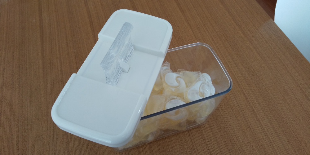 白いジェルボール 片手で開閉できるクリアなケースですっきり収納 我が家は建売3人家族