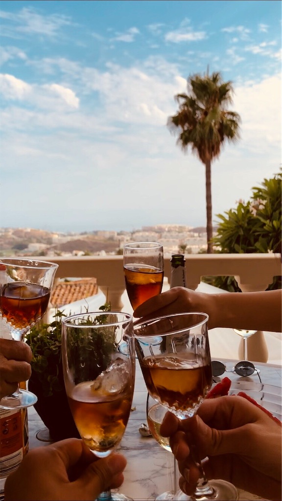 スペインのアンダルシア地方で乾杯