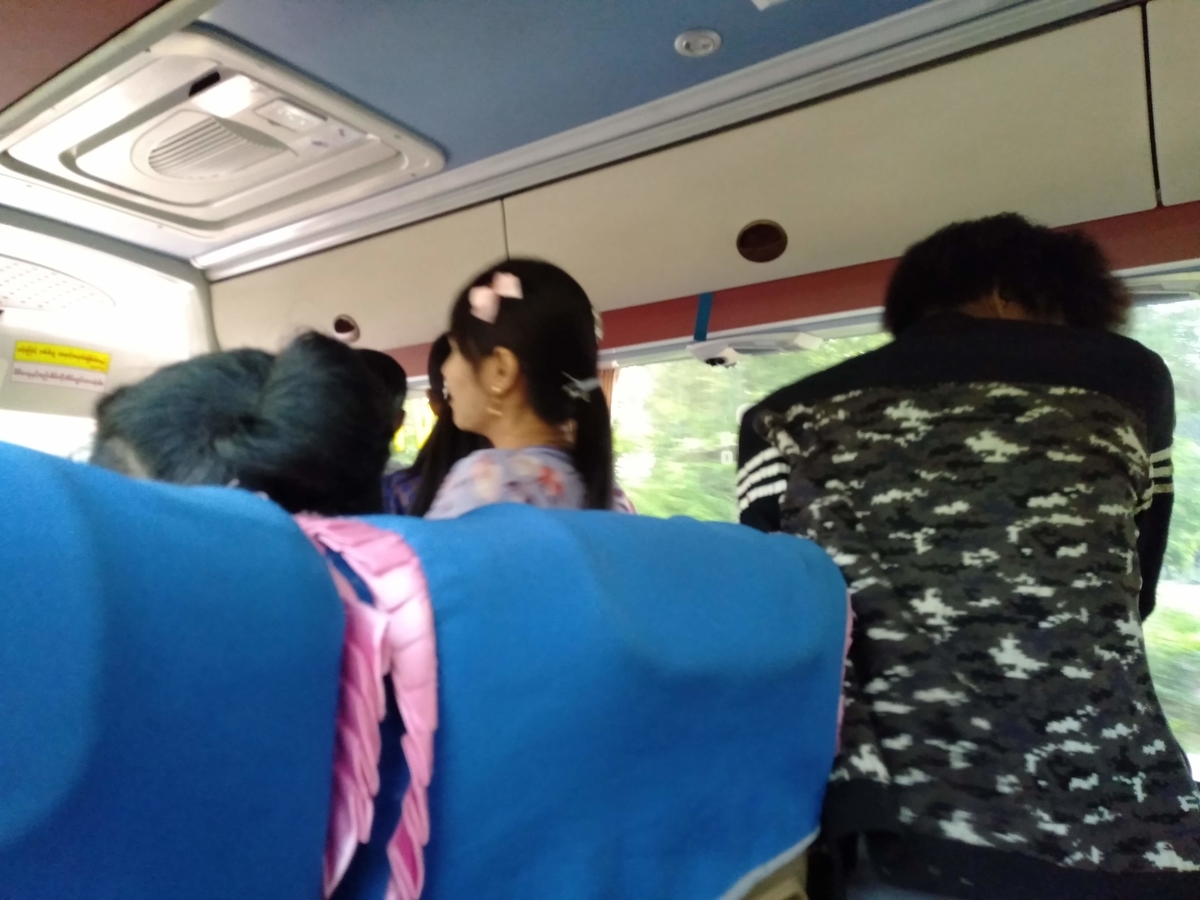 バスの中でひしめきあうミャンマー人