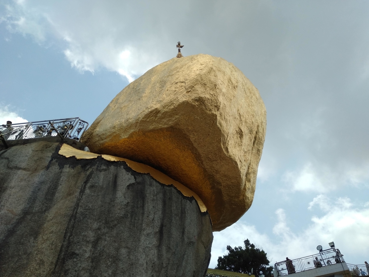 ゴールデンロックの下からの写真