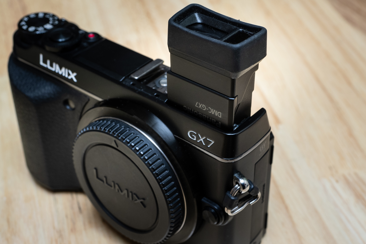 SONYがEVFがチルトするカメラを出すらしいけど、それ12年前にLUMIX GX7