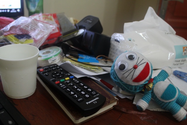 横目でこちらを見つめてくるパチえもん