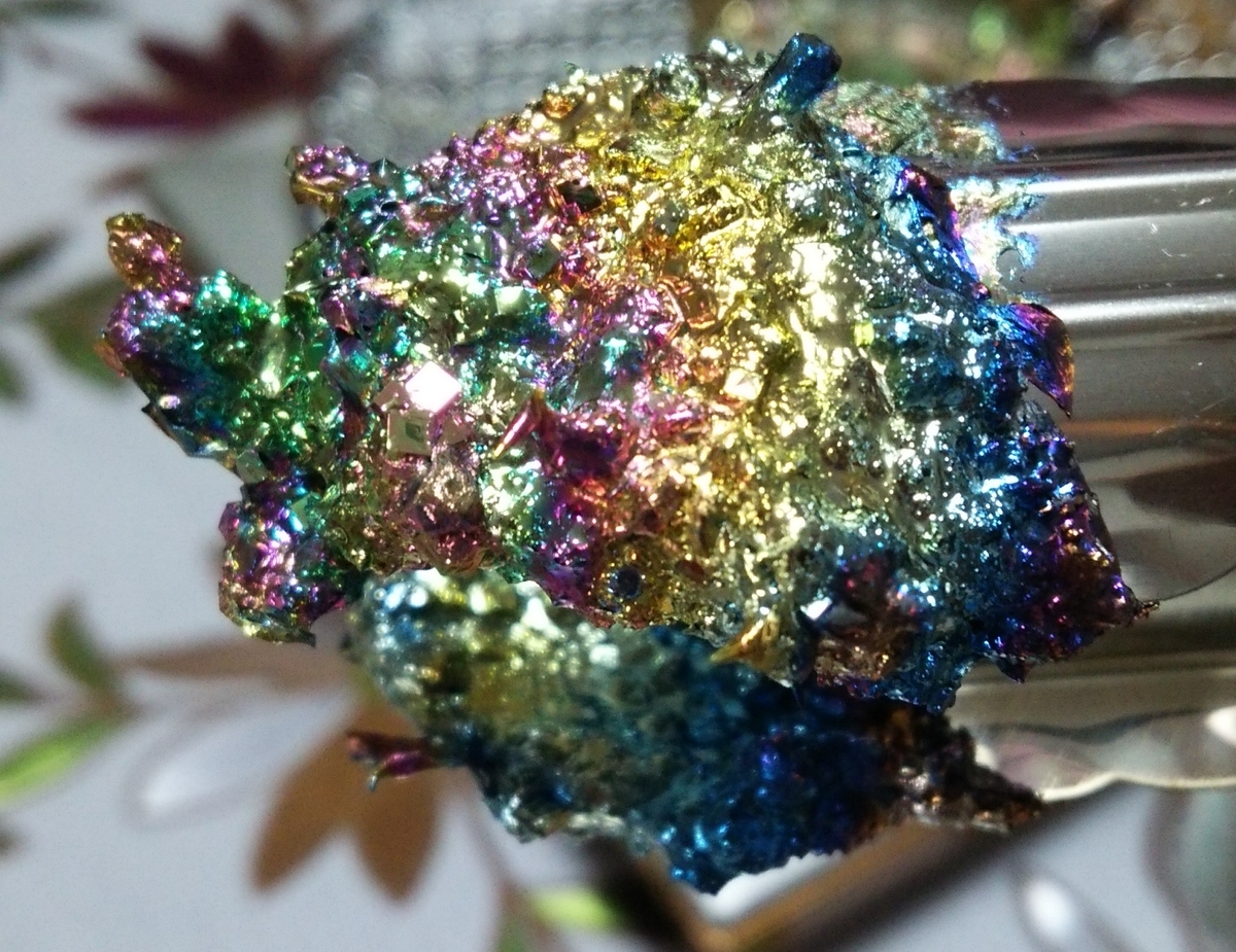 自由研究にも 虹色に輝くビスマス結晶作り パンダのよりみち