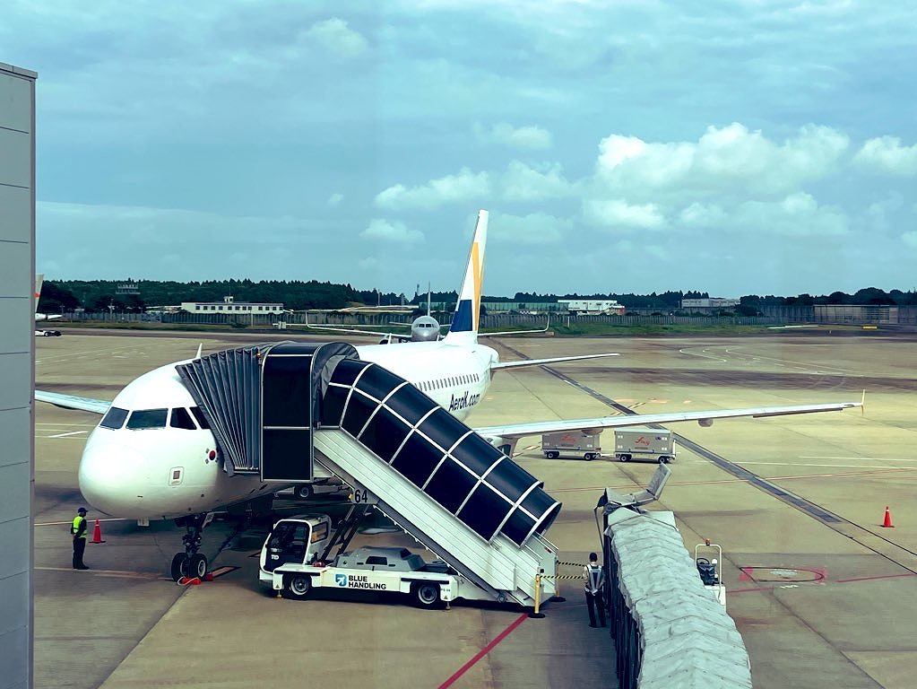 エアロK RF325便の成田空港での機体写真