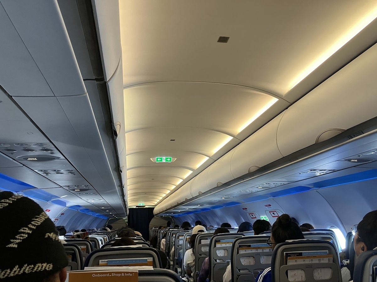 エアロK RF325便の機内通路と客席の様子