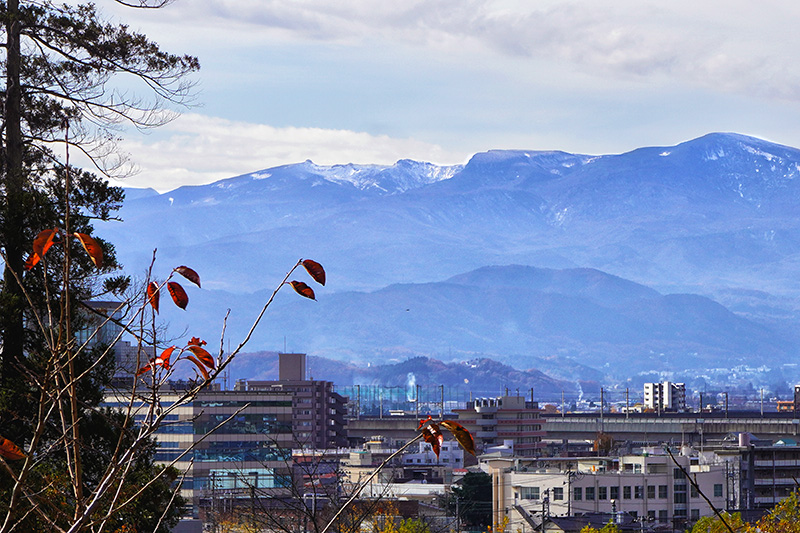 f:id:sunsun_fine:20191207010333j:plain 信夫山公園から安達太良山