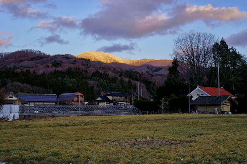 夕陽に染まる六角牛山