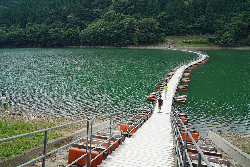 留浦浮橋を渡る