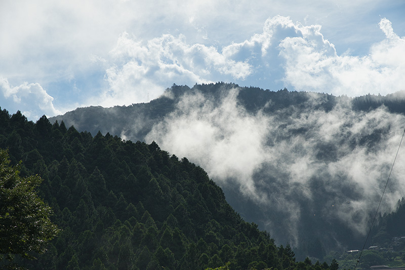 山に雲