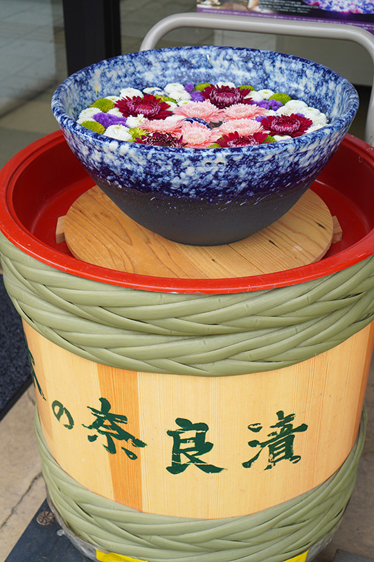 漬物樽の上の花手水