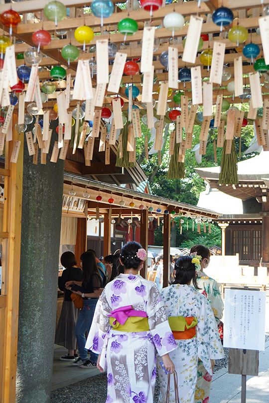 鳥居をくぐる