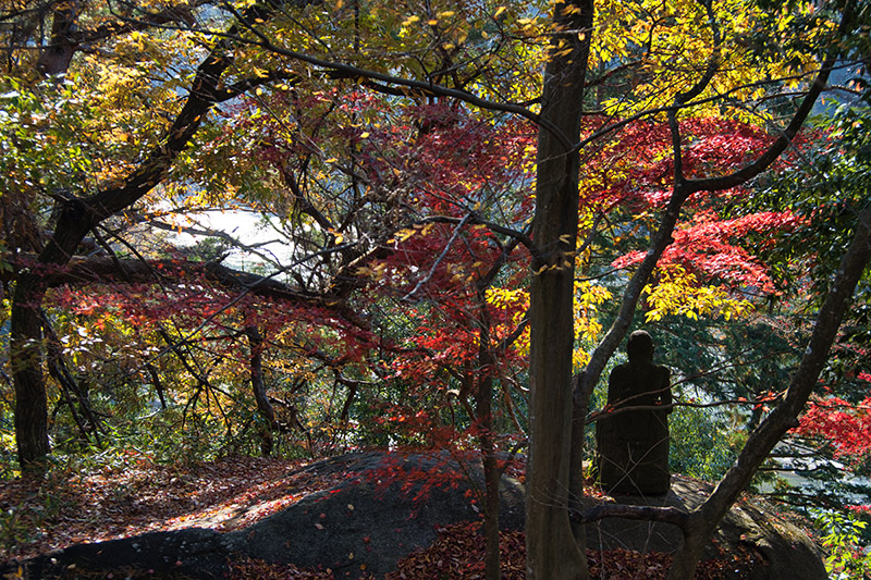阿武隈川を見下ろす羅漢像