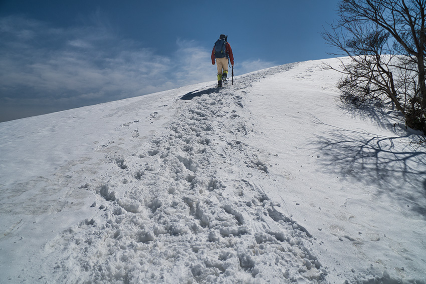 雪の稜線を登る