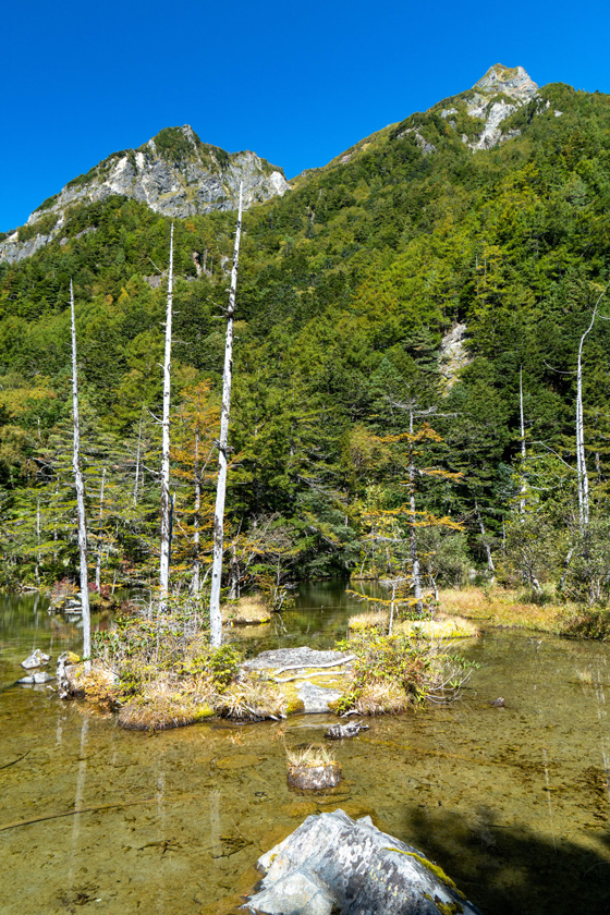 明神池と明神岳