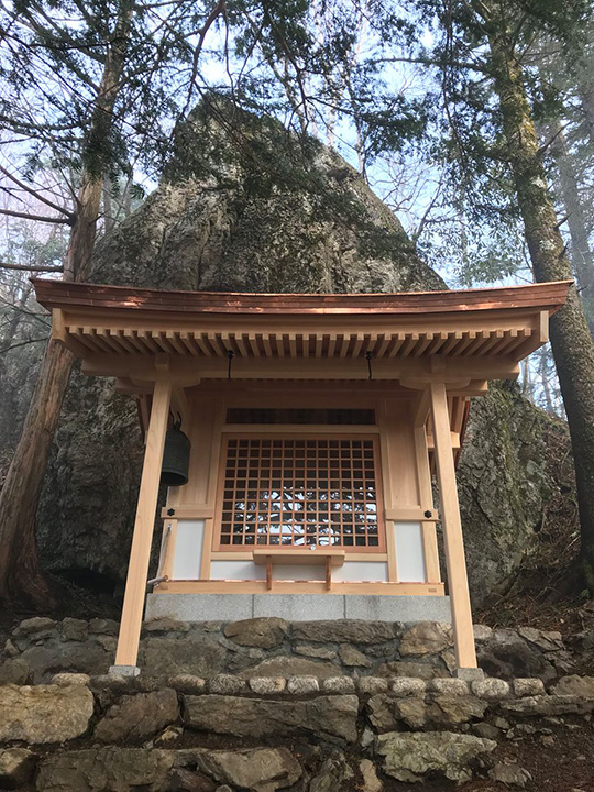 再建された七ツ石神社