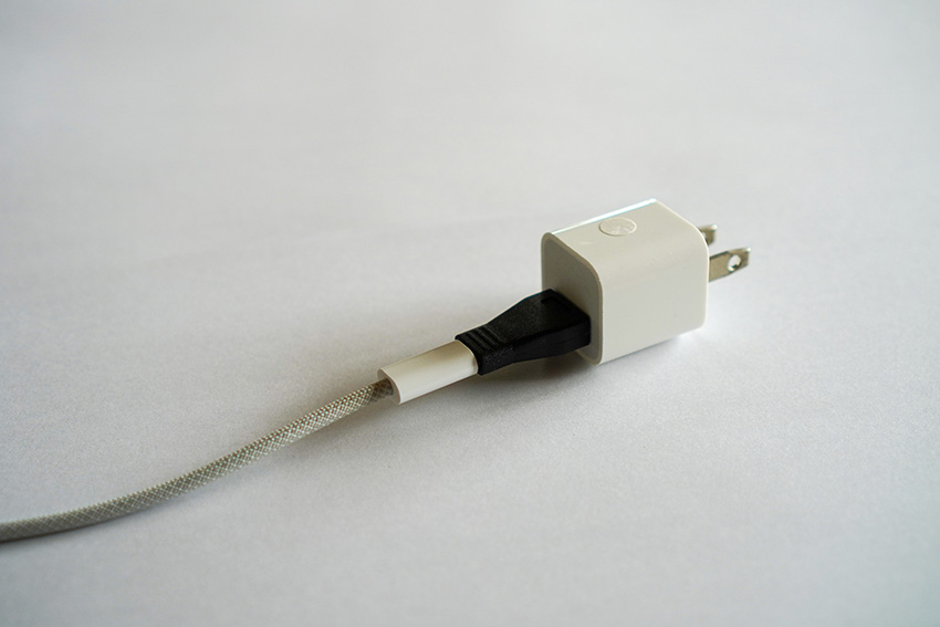 iPhone 充電器に MagSafe 2ケーブルをつなぐ