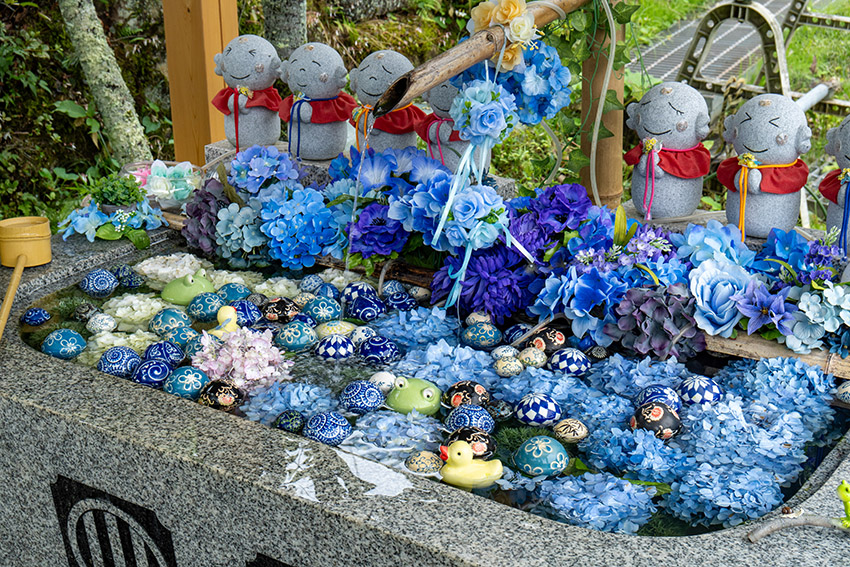 お地蔵さんと花手水