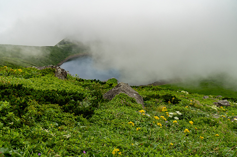 ガスの切れ目から一瞬見えた鳥海湖