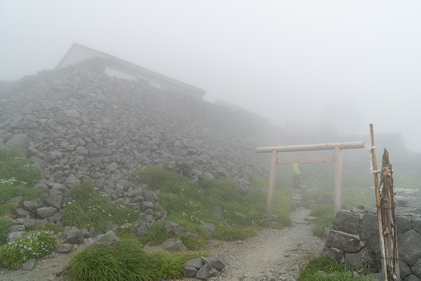 頂上小屋(鳥海山大物忌神社)に到着!
