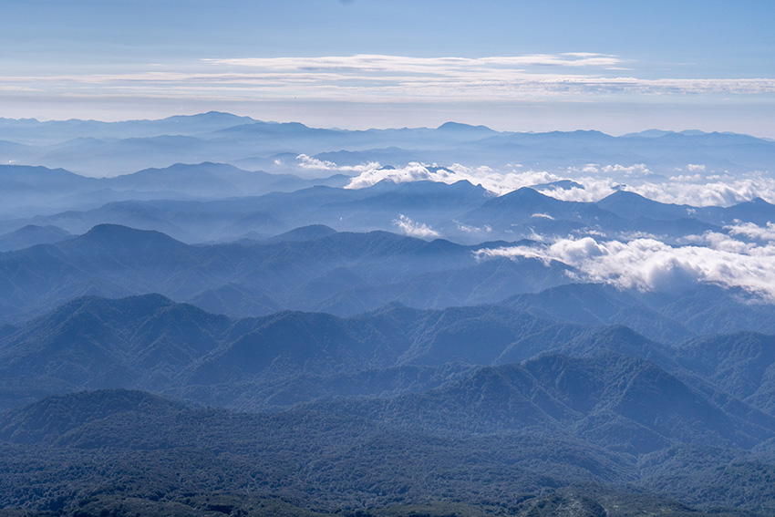 頂上から見る山並み