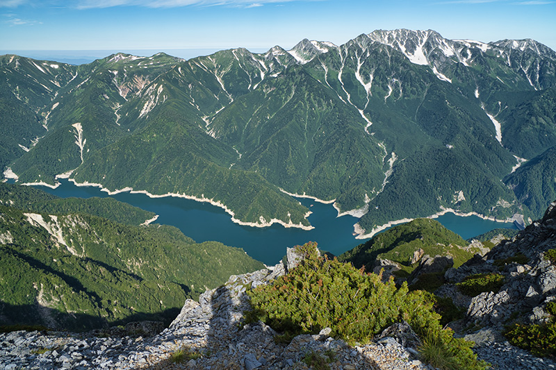 スバリ岳から黒部湖と富山湾