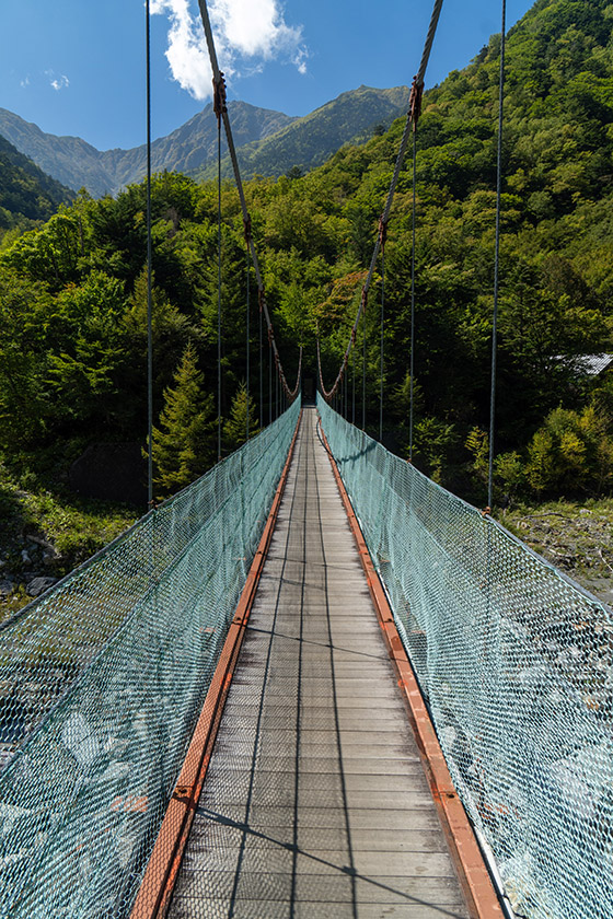 長い吊り橋を渡って入山