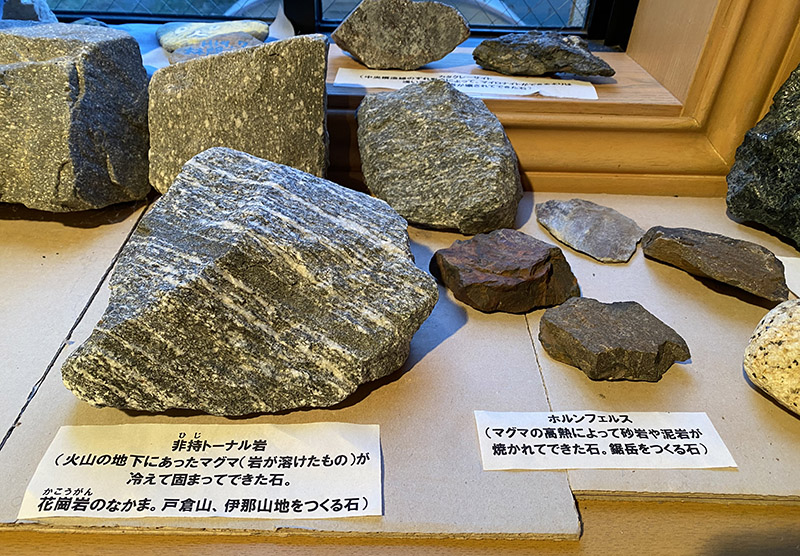 南アルプスの石