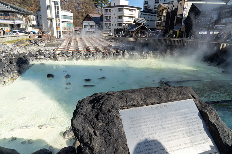 朝の湯畑