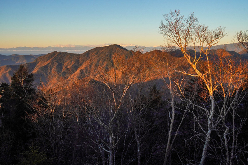 朝日を浴びる飛龍山