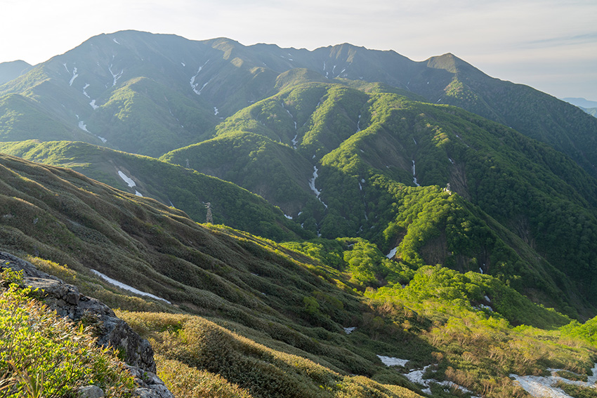 朝の朝日岳