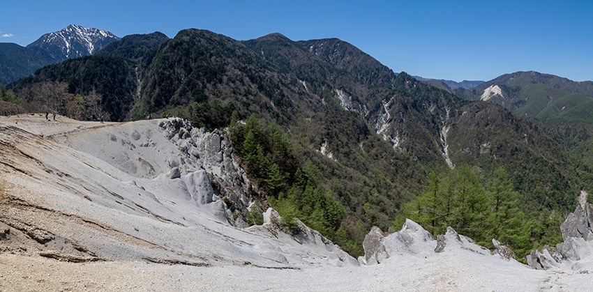 頂上に飛びだすと，白砂のビーチがドーン！