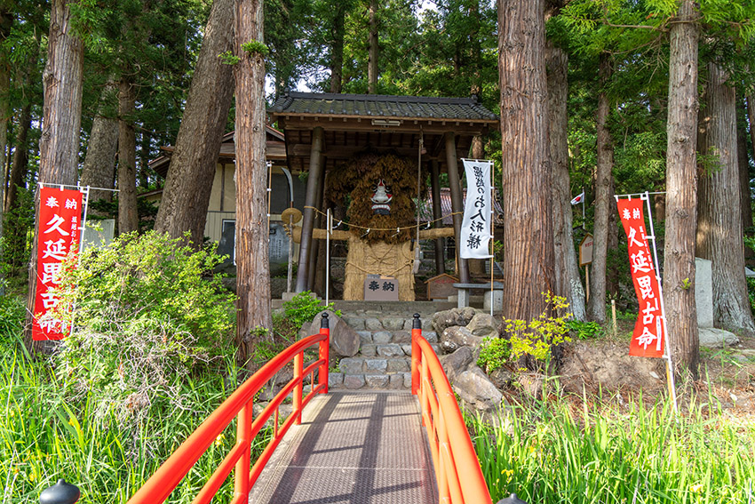 橋の向こうに，堀越のお人形様