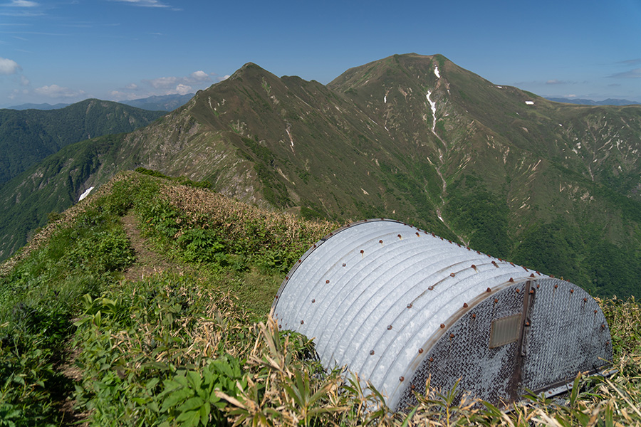 越路避難小屋と仙ノ倉山