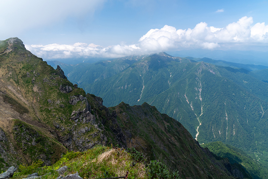 東尾根と朝日岳方面