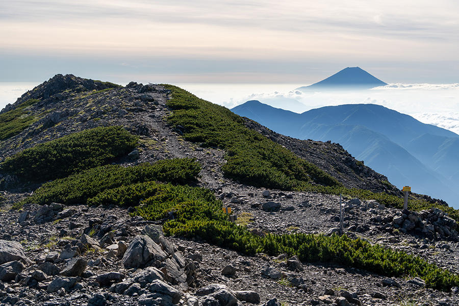奥聖へ続く尾根と富士山