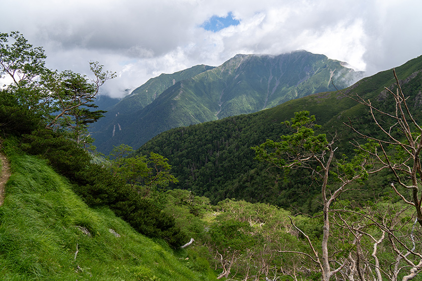 右には聖岳