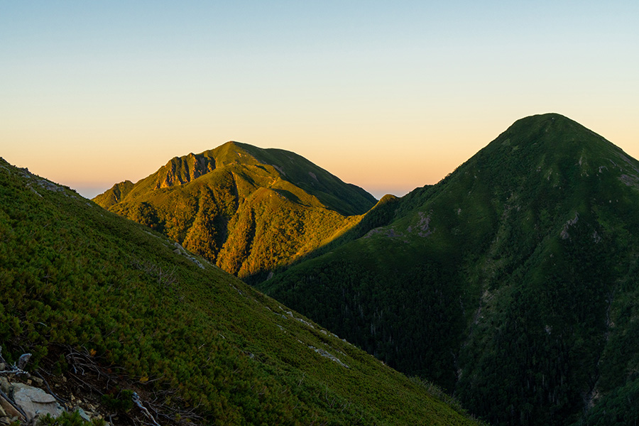 朝焼けの聖岳と中盛丸山
