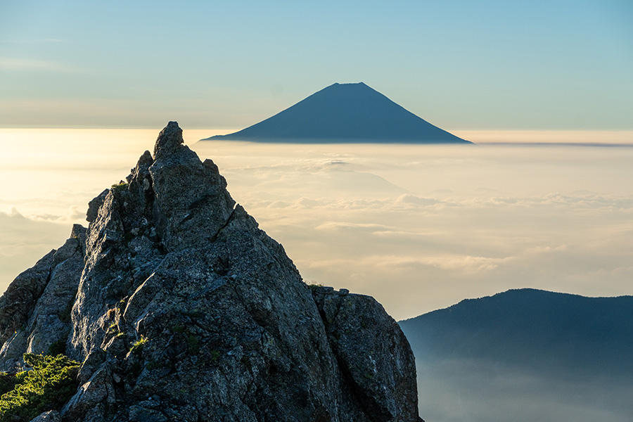 岩峰と富士山