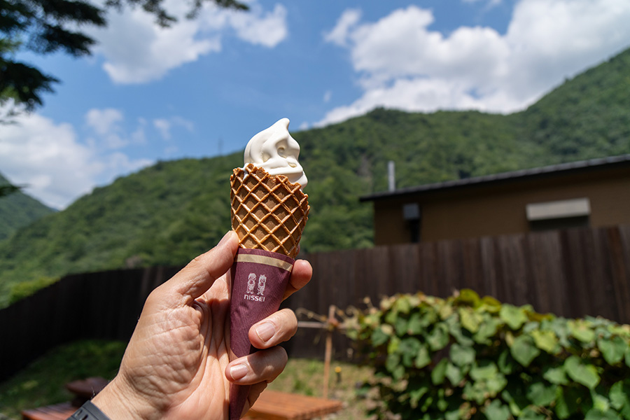 椹島ロッジでソフトクリーム