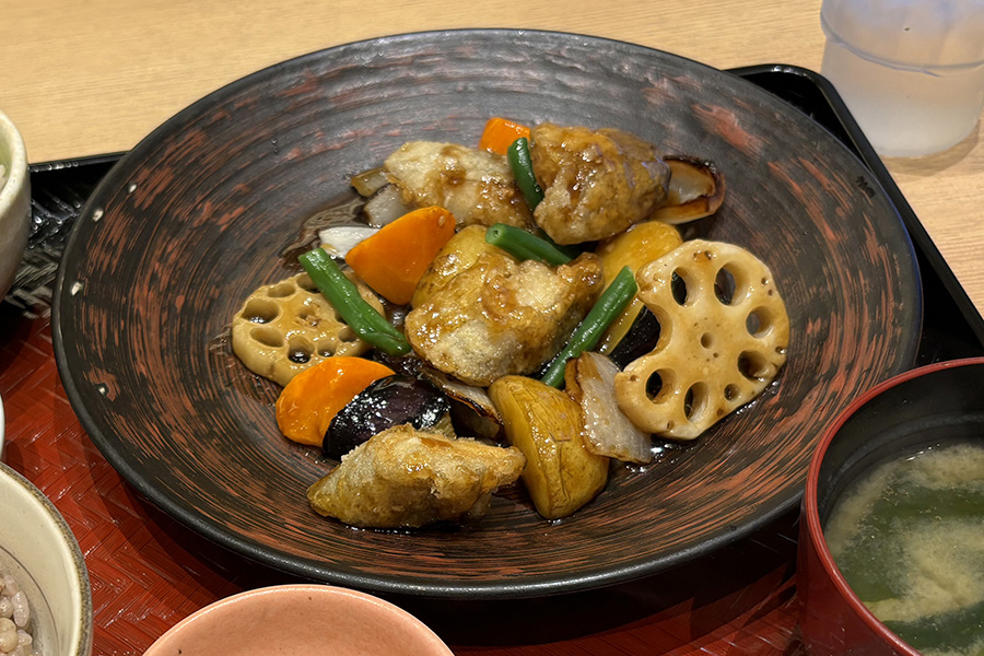 黒酢あんのお皿をトリミング