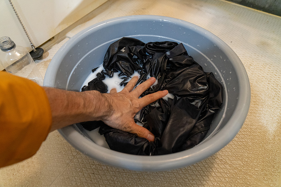 レインウェアをつけ込みます